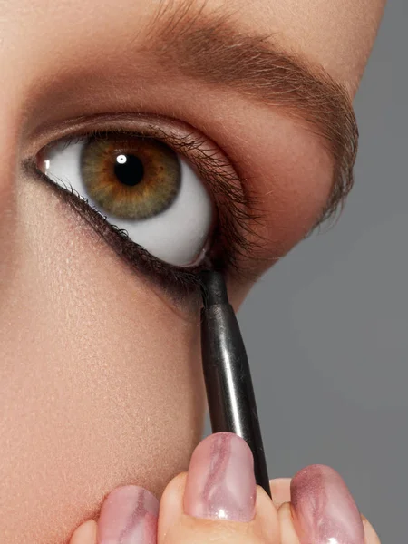 Maquiagem artista aplica sombra nos olhos. Cara de mulher bonita. Maquiagem perfeita — Fotografia de Stock