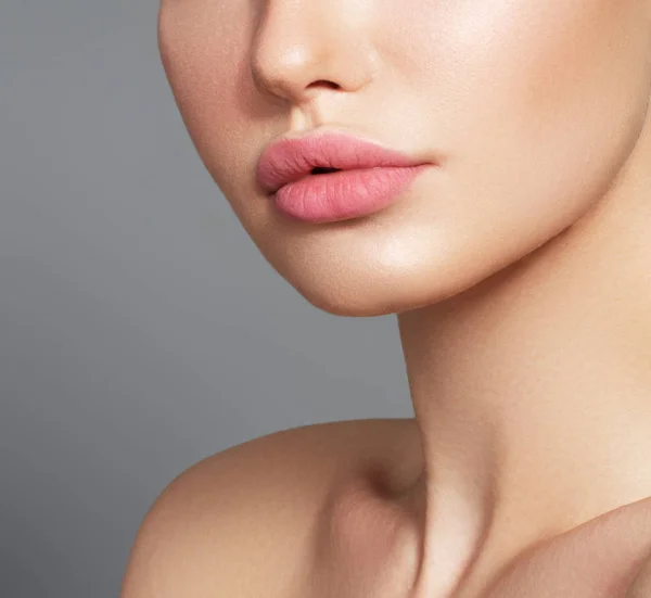 Sexy pralle volle Lippen. Nahaufnahme Gesicht Detail. perfekte natürliche Lippen Make-up. Nahaufnahme Foto mit schönen weiblichen Gesicht — Stockfoto