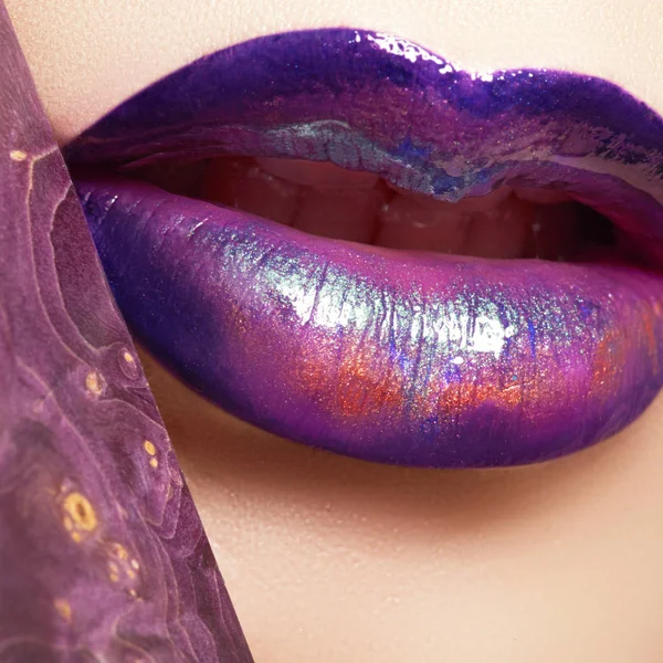 Moda i uroda. Modny makijaż Creative. Zbliżenie błyszczący błyszczące usta z przestrzeni kolorów. — Zdjęcie stockowe