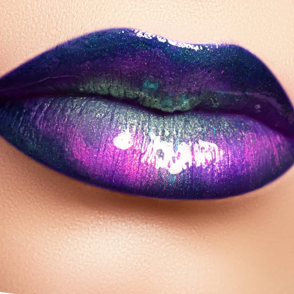 Moda y belleza. Maquillaje de labios creativo de moda. Primer plano Labios brillantes brillantes con un espacio de colores . — Foto de Stock