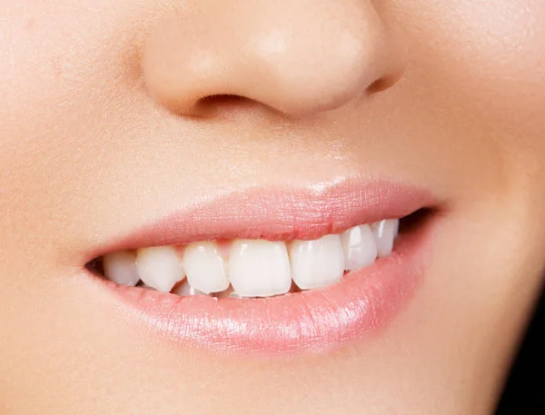 Vrouw glimlach. Gezonde witte vrouw tanden. Mondhygiëne, mondverzorging concept. Bleken van de tanden. Afdeling Stomatologie concept — Stockfoto