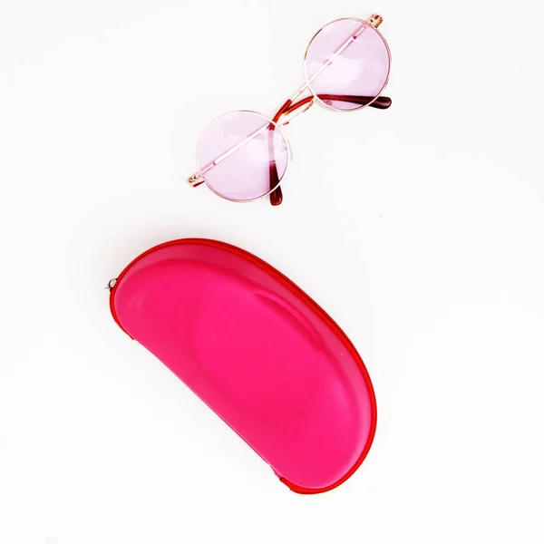 Estilo mínimo. Fotografía minimalista de moda. El verano de la moda viene concepto. Gafas rosadas sobre fondo pastel, vista superior. Estilo minimalista de moda con fondo de papel colorido — Foto de Stock