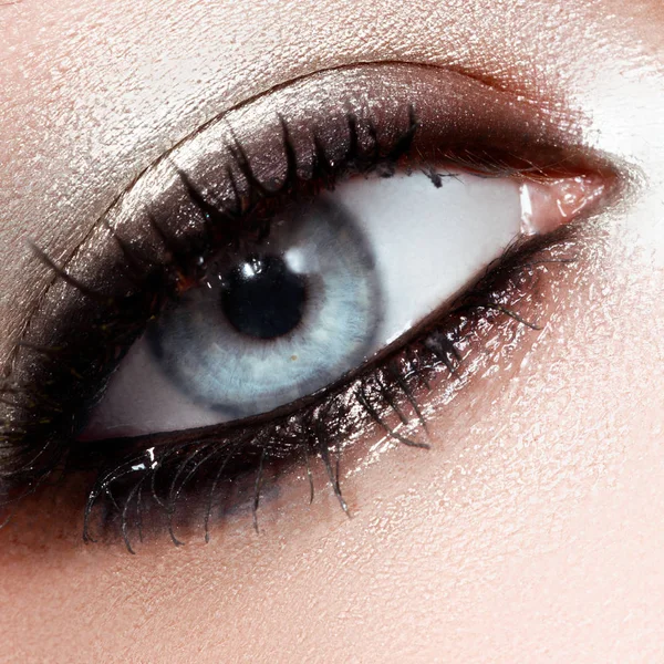 Mode vrouw oog make-up. Make-up van de perfecte vorm en lange wimpers. Cosmetica en make-up. Close-up macro-opname van fashion ogen visage — Stockfoto