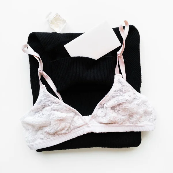 Ensemble de vêtements de mode féminine sur la table. Top vue mode dentelle rose lingerie. Ensemble d'accessoires et de sous-vêtements essentiels pour femme à plat — Photo