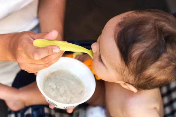 Un enfant mange une préparation pour bébé — Photo