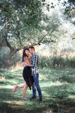 ormanda bir yürüyüşe Çift