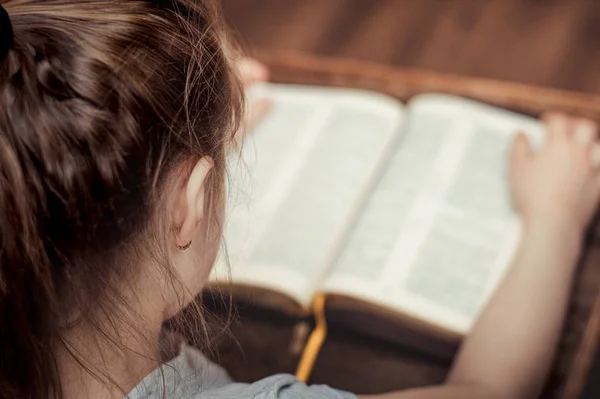 Child Reading Bible — Stock Photo, Image