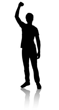 Zafer kutlamak için elini kaldırdı bir adam silüeti.