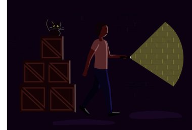 Karanlıkta bir adam depoda fener yakıyor.