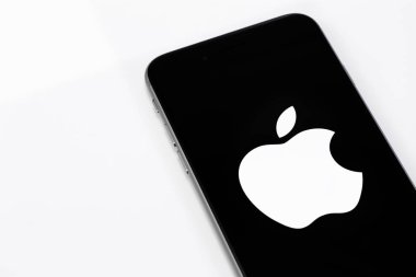 üstünde belgili tanımlık perde marka Apple logosu ile iPhone 6s. 