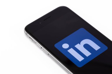 Logo LinkedIn üstünde belgili tanımlık perde ile Apple iphone 6s. 