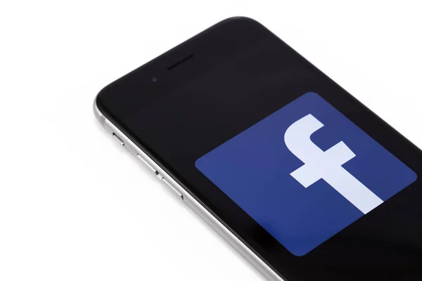 IPhone 6s s logem Facebooku na obrazovce. — Stock fotografie