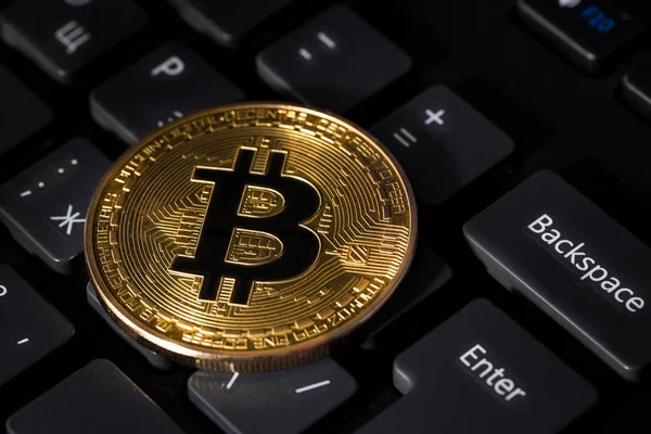 Bitcoin metalen symbool — Stockfoto