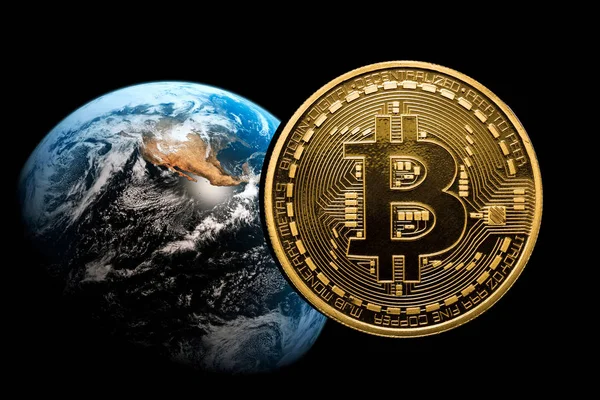Weltweiter Bitcoin auf der Erde — Stockbild Weltweites Bitcoin-Symbol — Stockfoto