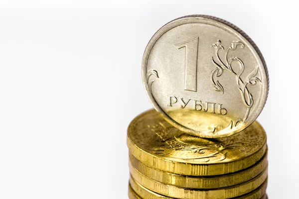Российский рубль с другими монетами — стоковое фото