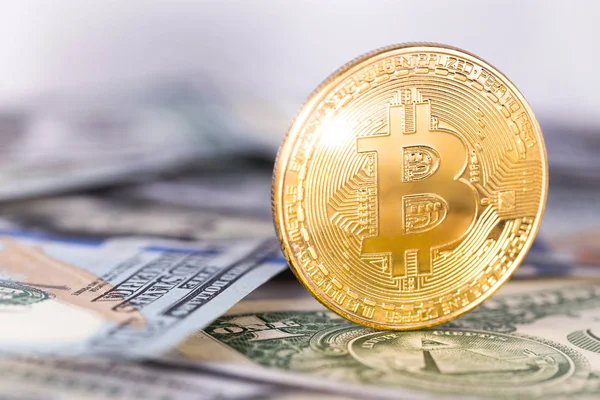Logotipo de bitcoin en dólares de cerca — Foto de Stock