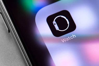 Apple iPhone ve ekranda saat uygulama simgesi. Apple, online hizmetler tasarlayan, geliştiren, çok uluslu bir teknoloji şirketidir. Moskova, Rusya - 23 Mayıs 2019