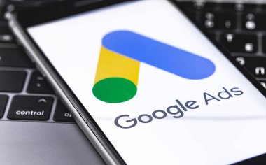Klavye arkaplanındaki iPhone 'a yakın çekimde Google Ağ logosu. Google dünyadaki en büyük internet arama motorudur. Moskova, Rusya - 23 Ağustos 2019