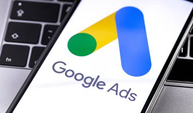Ekran akıllı telefonunda klavye arka planında defter yakın plan olan Google ilanları logosu. Google dünyadaki en büyük internet arama motorudur. Moskova, Rusya - 23 Ağustos 2019