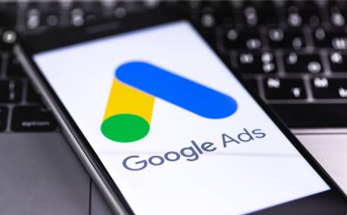 Ekran akıllı telefonunda klavye arka planında defter yakın plan ile Google Ağ sembolü. Google dünyadaki en büyük internet arama motorudur. Moskova, Rusya - 22 Ağustos 2019
