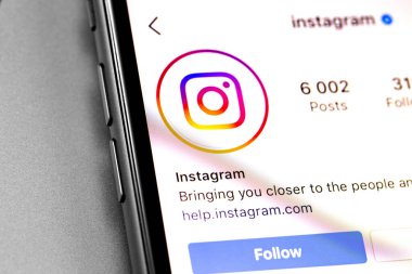 iPhone ekranındaki Instagram uygulaması. Sosyal medya. Instagram akıllı telefonlar için fotoğraf paylaşım uygulamasıdır. Moskova, Rusya - 26 Haziran 2019