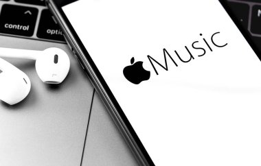 Ekranda Apple Music logosu olan iPhone, kulaklıklar da yakın plan. Apple Music, iPhone 'a gelen iTunes tabanlı yeni müzik yayın servisidir. Moskova, Rusya - 20 Nisan 2019