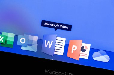 Microsoft Word uygulaması MacBook 'un yakın çekiminde. Microsoft Hizmetleri. Microsoft Word - metin belgeleri oluşturmak, görmek ve düzenlemek için tasarlanmış bir kelime işlemci. Moskova, Rusya - 24 Ağustos 2019