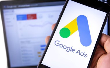 Ekranda Google ilanları olan akıllı telefon ve dizüstü bilgisayarın arka planını göster. Reklamlar, temelde Google 'dan gelen bir arama reklamları servisidir. Moskova, Rusya - 25 Ağustos 2019
