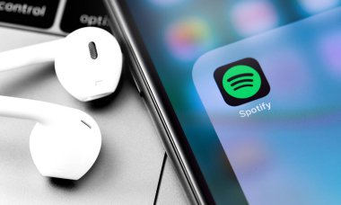 Ekran iPhone 'undaki logoyu kulaklıkla bozun. Spotify - çevrimiçi ses servisi. Moskova, Rusya - 25 Temmuz 2019