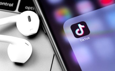 Ekran iPhone 'unda kulaklıklı TikTok logosu var. TikTok video yaratmak ve paylaşmak için bir uygulamadır. Moskova, Rusya - 22 Haziran 2019