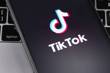 Akıllı telefondaki TikTok logosu yakın plan. TikTok video yaratmak ve paylaşmak için bir uygulamadır. Moskova, Rusya - 23 Mayıs 2019