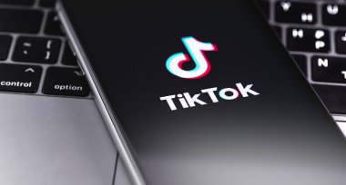 Ekran akıllı telefonunda TikTok logosu var. Yakın plan. TikTok video yaratmak ve paylaşmak için bir uygulamadır. Moskova, Rusya - 23 Mayıs 2019