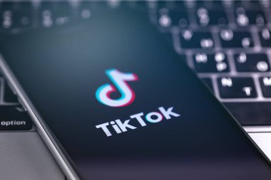 Akıllı telefondaki TikTok sembolü yakın plan. TikTok video yaratmak ve paylaşmak için bir uygulamadır. Moskova, Rusya - 22 Mayıs 2019