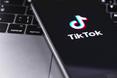 Ekrandaki akıllı telefondaki TikTok sembolü yakın plan. TikTok video yaratmak ve paylaşmak için bir uygulamadır. Moskova, Rusya - 22 Mayıs 2019