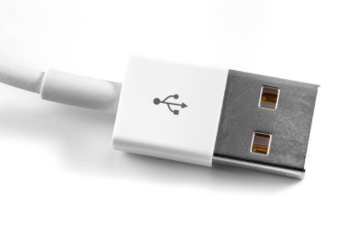 Beyaz arkaplanda beyaz USB şarj kablosu