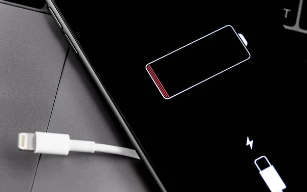 Apple Iphone Smartphone Con Cable Ligero Logotipo Batería Pantalla Apple —  Fotos de Stock
