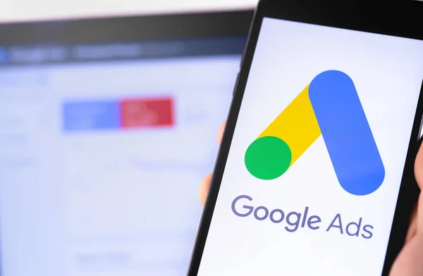 Ekrandaki akıllı telefon ve defter arkaplanındaki Google ilanları. Reklamlar, temelde Google 'dan gelen bir arama reklamları servisidir. Moskova, Rusya - 24 Ağustos 2019