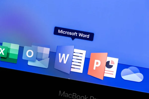 Microsoft Word uygulaması MacBook 'un yakın çekiminde. Microsoft Hizmetleri. Microsoft Word - metin belgeleri oluşturmak, görmek ve düzenlemek için tasarlanmış bir kelime işlemci. Moskova, Rusya - 24 Ağustos 2019