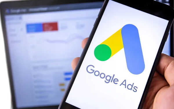 Ekranda Google ilanları olan akıllı telefon ve dizüstü bilgisayarın arka planını göster. Reklamlar, temelde Google 'dan gelen bir arama reklamları servisidir. Moskova, Rusya - 25 Ağustos 2019