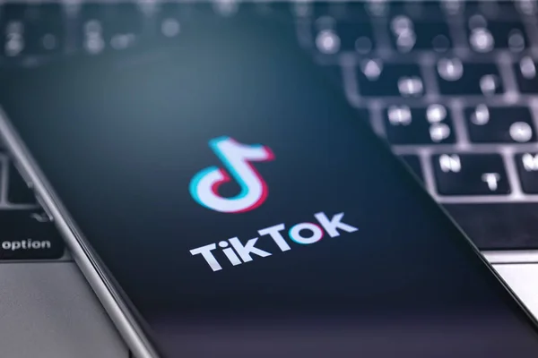 Simbol Tiktok Pada Tampilan Close Smartphone Tiktok Adalah Aplikasi Untuk — Stok Foto