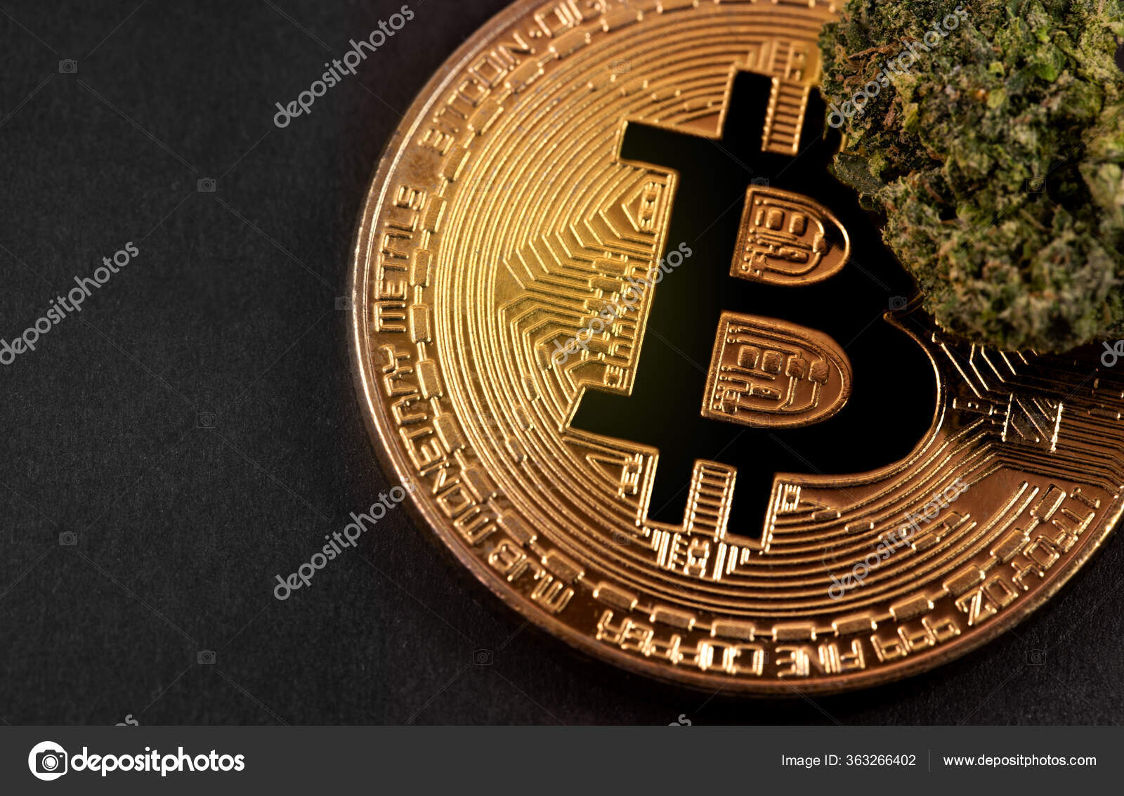 Herunterladen - Medizinisches Marihuana, Cannabis-Knospe mit Bitcoin, Kryptowährung Makro, Nahaufnahme — Stockbild Medizinisches Marihuana Cannabis Knospe Mit Bitcoin Kryptowährung Makro Nahaufnahme — Stockfoto