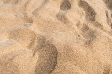 Sahildeki sarı kum dokunun arka planında 