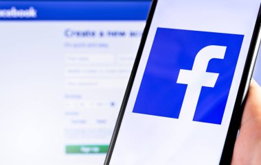 Kapalı defter görüntüsü, ekranında Facebook sembolü olan akıllı telefon. Facebook dünyadaki en büyük ve en popüler sosyal ağ sitesidir. Moskova, Rusya - 25 Haziran 2019
