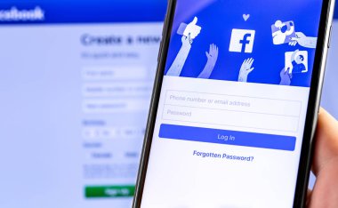 Ekran akıllı telefonundaki Facebook uygulaması ve yakın plan defteri. Facebook dünyadaki en büyük ve en popüler sosyal ağ sitesidir. Moskova, Rusya - 25 Haziran 2019