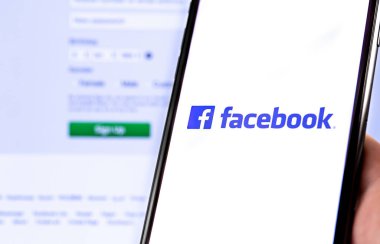Ekran akıllı telefonundaki Facebook logosu ve yakın plan defteri. Facebook dünyadaki en büyük ve en popüler sosyal ağ sitesidir. Moskova, Rusya - 24 Haziran 2019