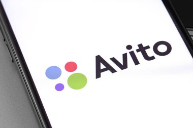 Ekran akıllı telefonunda Avito logosu var. Yakın plan. Avito, Rusya 'nın en büyük pazarı. Orada herkes eşyalarını satabiliyor. Moskova, Rusya - 25 Eylül 2019