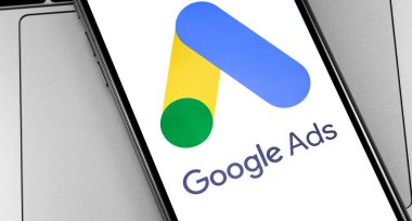 Ekrandaki akıllı telefon ve defter arkaplanındaki Google ilanları. Reklamlar, temelde Google 'dan gelen bir arama reklamları servisidir. Moskova, Rusya - 26 Eylül 2019