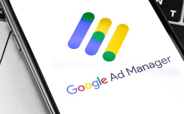 Google reklamları, akıllı telefondan reklam müdürü logosu ve defter kapanışı. Reklamlar, temelde Google 'dan gelen bir arama reklamları servisidir. Moskova, Rusya - 25 Eylül 2019