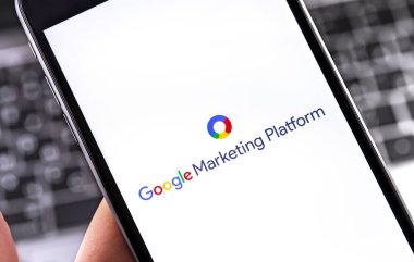 Ekran akıllı telefonundaki Google Pazarlama Platformu sembolü. Google Ads, temelde Google 'dan gelen bir arama reklamları servisidir. Moskova, Rusya - 26 Eylül 2019