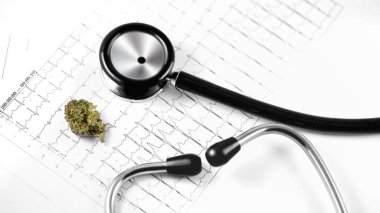 Tıbbi marihuana, kardiyoloji analitiği ve steteskopu olan esrar tomurcukları